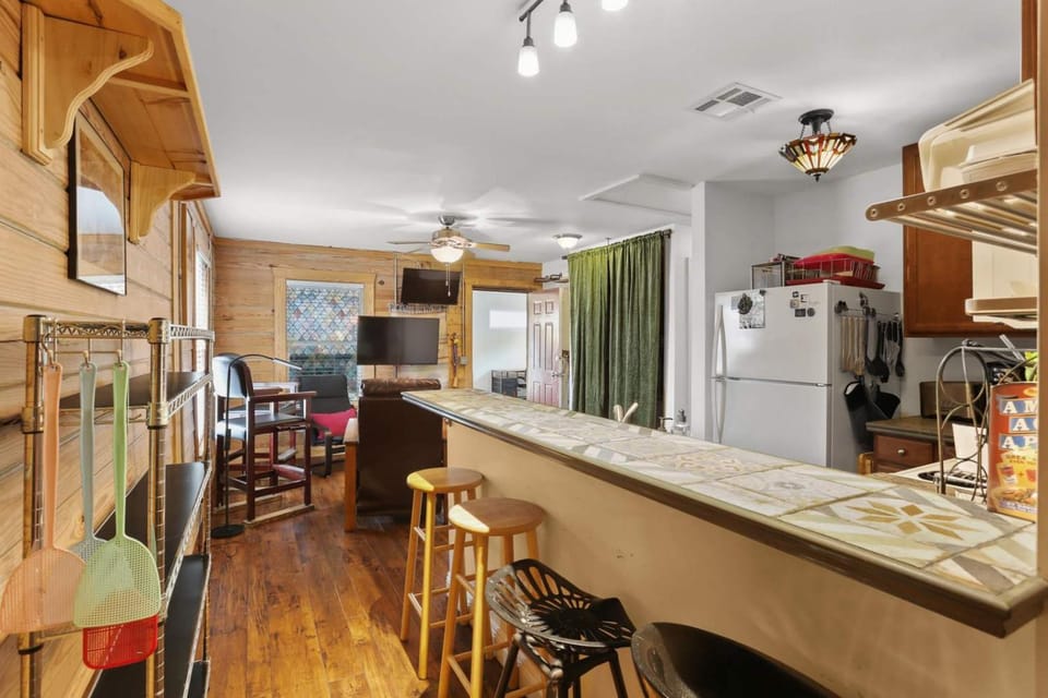 Unique 3BD 'Urban Cabin' close to French Quarter Cabin in New Orleans