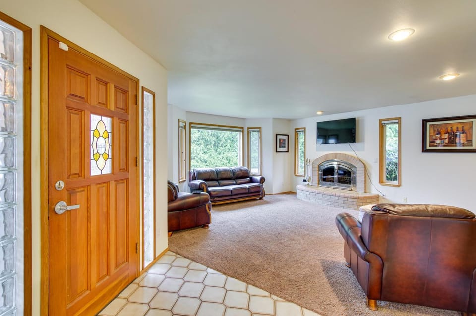Hot Tub, 4 Mi to Wallace Falls: Riverfront Retreat House in Washington
