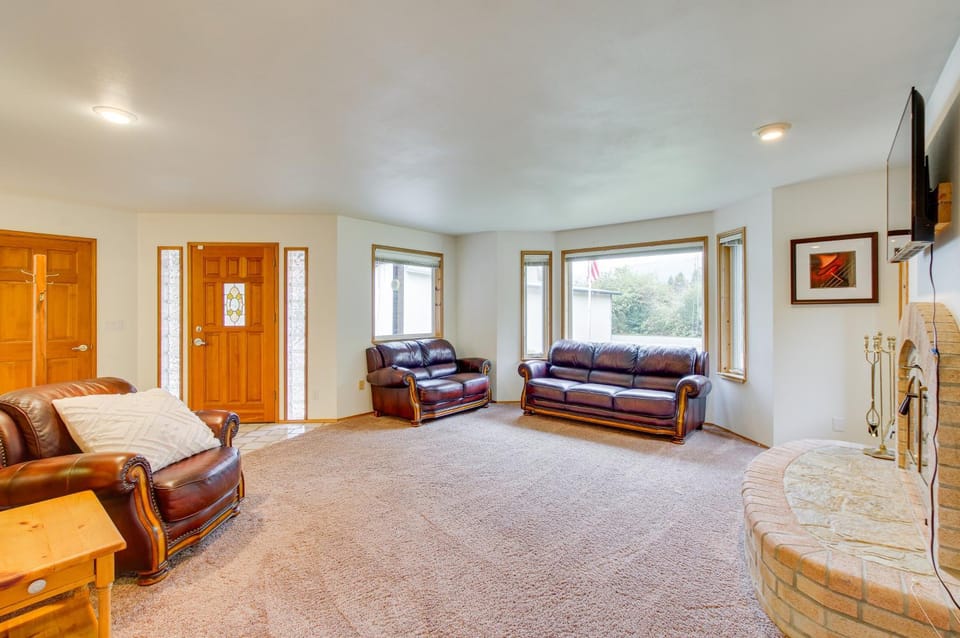 Hot Tub, 4 Mi to Wallace Falls: Riverfront Retreat House in Washington