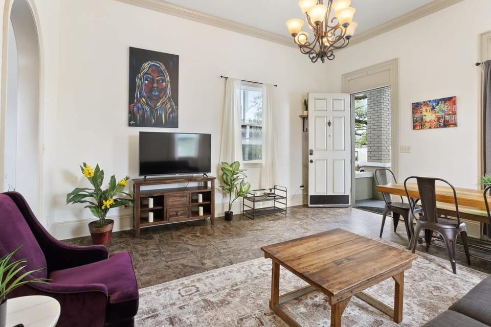 3BD HOME STEPS TO SAINT CHARLES Gated Parking House in New Orleans