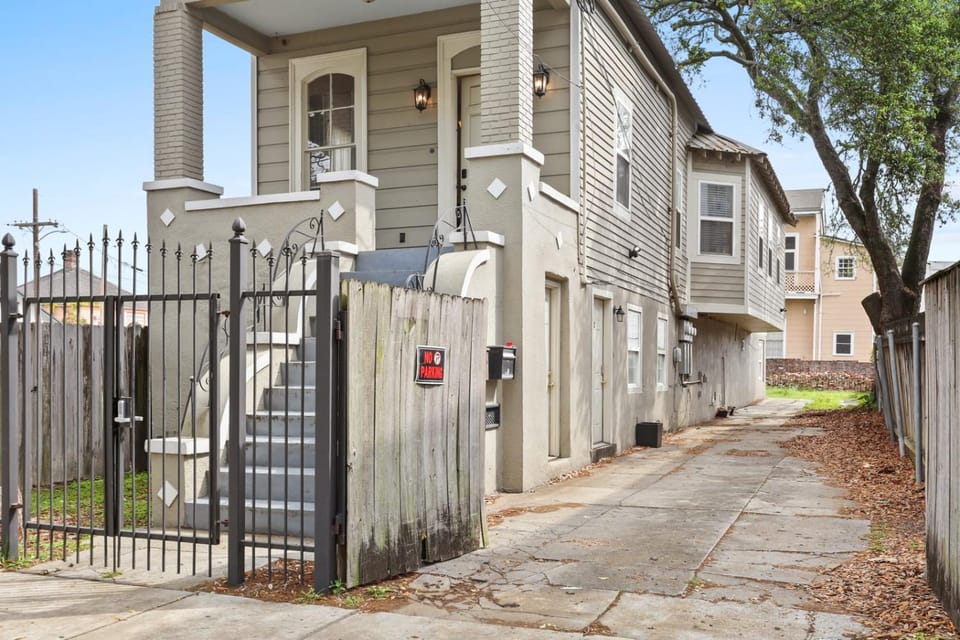 3BD HOME STEPS TO SAINT CHARLES Gated Parking House in New Orleans
