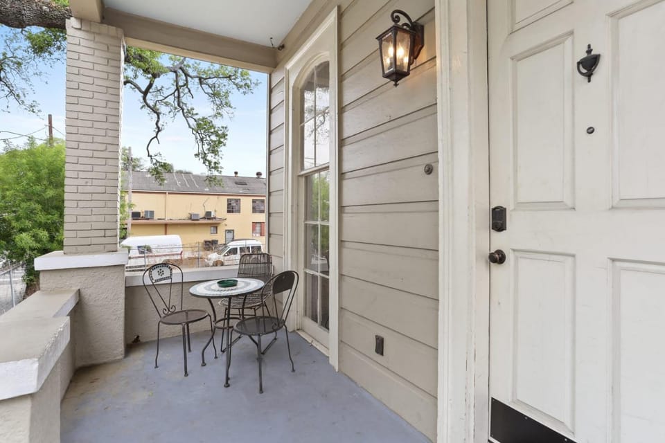 3BD HOME STEPS TO SAINT CHARLES Gated Parking House in New Orleans