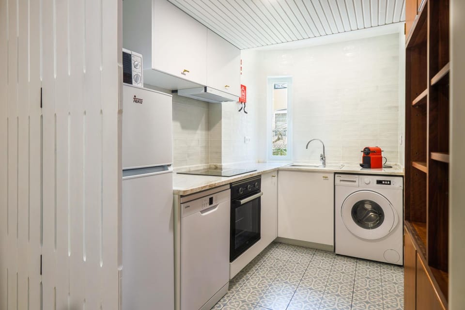 Coffee/tea facilities, Kitchen or kitchenette, dishwasher, microwave, oven, stove, stove, washing machine, washing machine, kitchen, kitchen