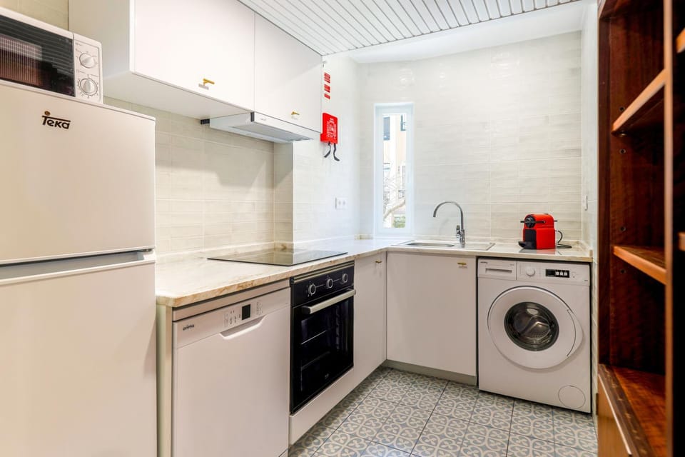 Coffee/tea facilities, Kitchen or kitchenette, dishwasher, microwave, oven, stove, stove, washing machine, washing machine, kitchen, kitchen