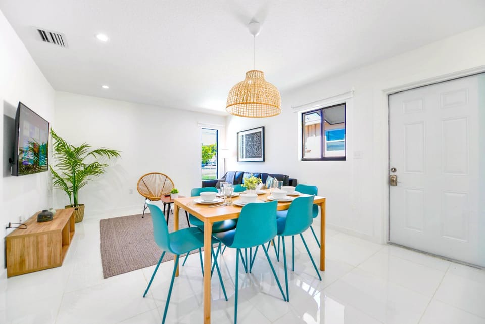 TV and multimedia, Living room, Seating area, Dining area