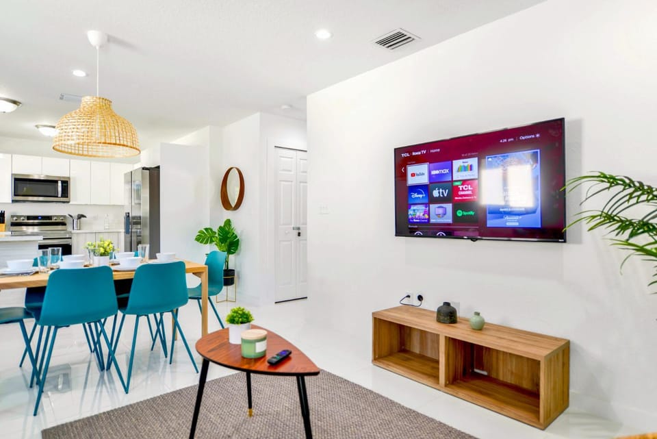 TV and multimedia, Living room, Seating area, Dining area