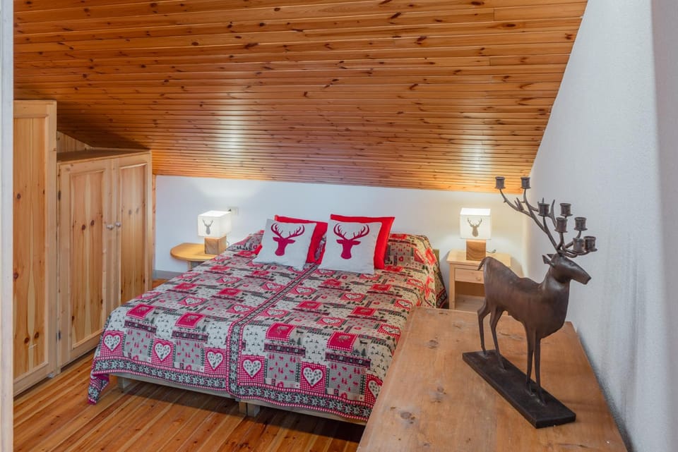 Bed, Photo of the whole room, Bedroom, wardrobe