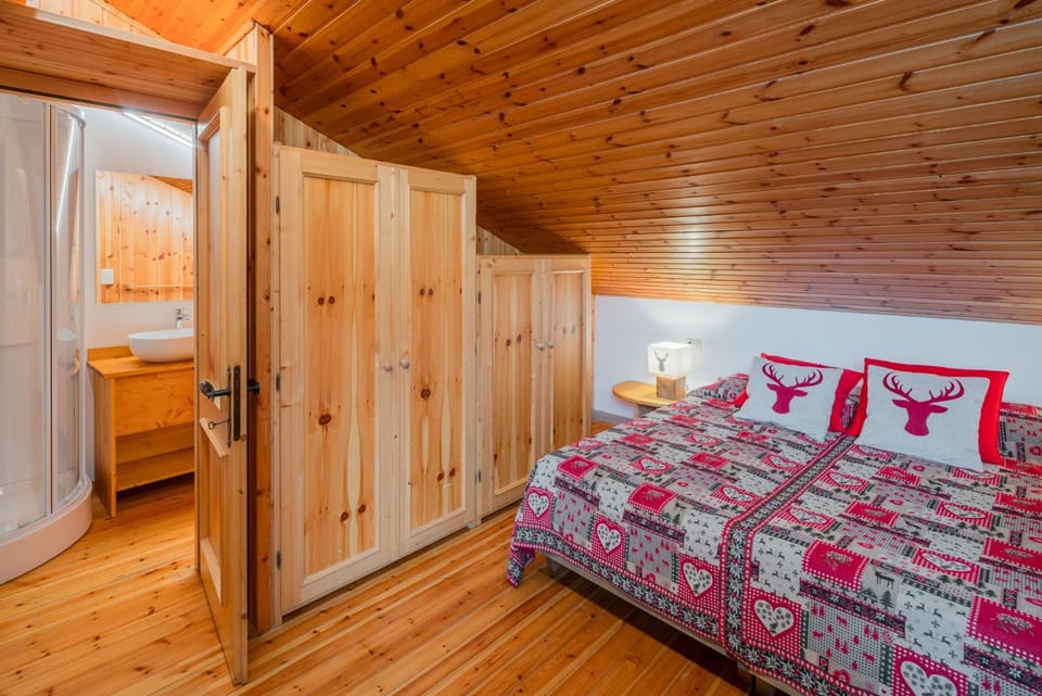Bed, Bathroom, Photo of the whole room, Bedroom, wardrobe