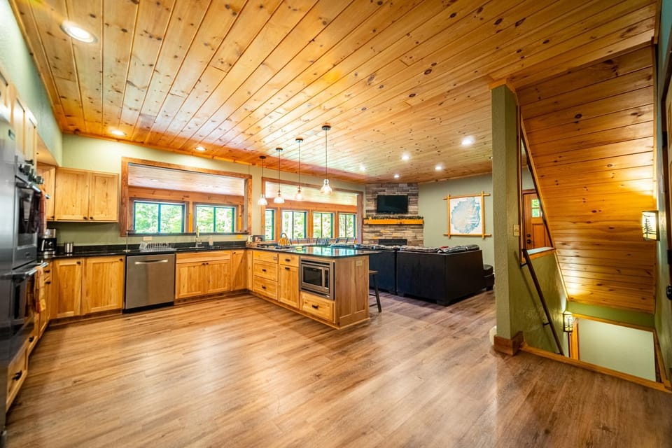 Kitchen or kitchenette, dishwasher, minibar, stove