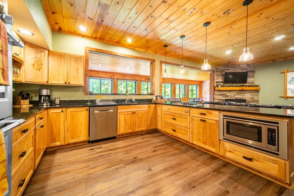 Kitchen or kitchenette, minibar, stove