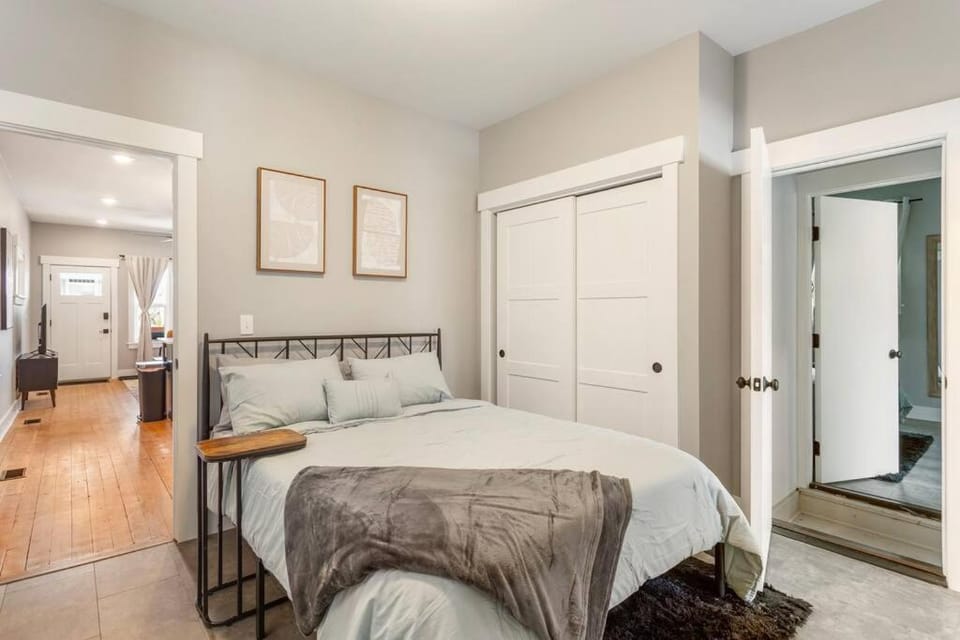 Modern condo in the heart of uptown Butte - Unit B Apartment in Butte
