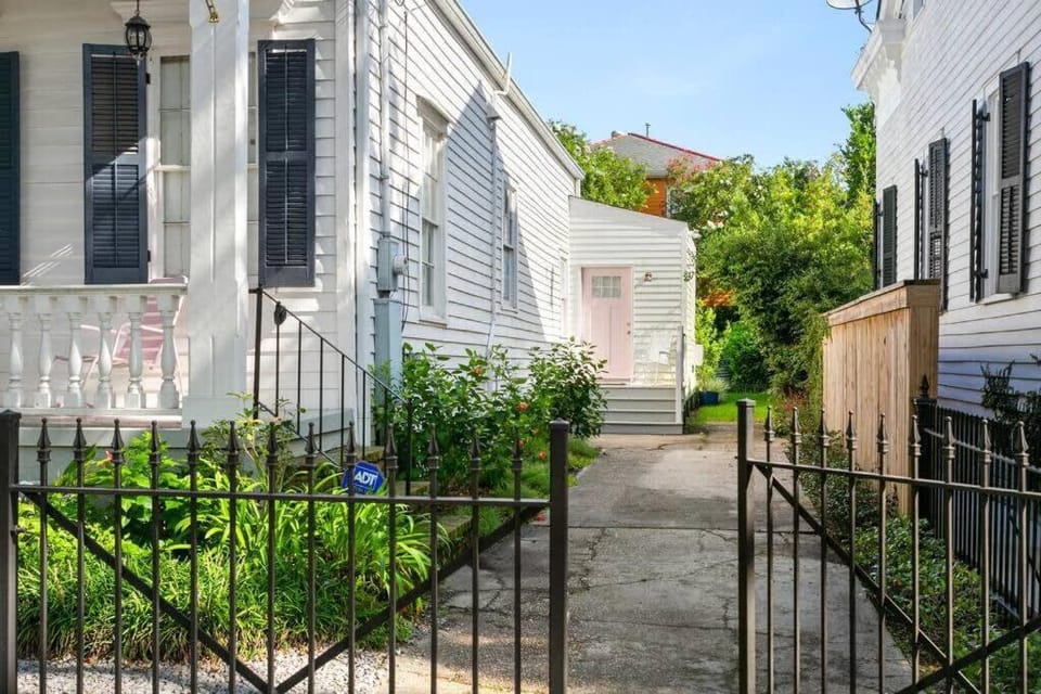 Garden District Studio Apartment - Gated Parking Apartment in New Orleans