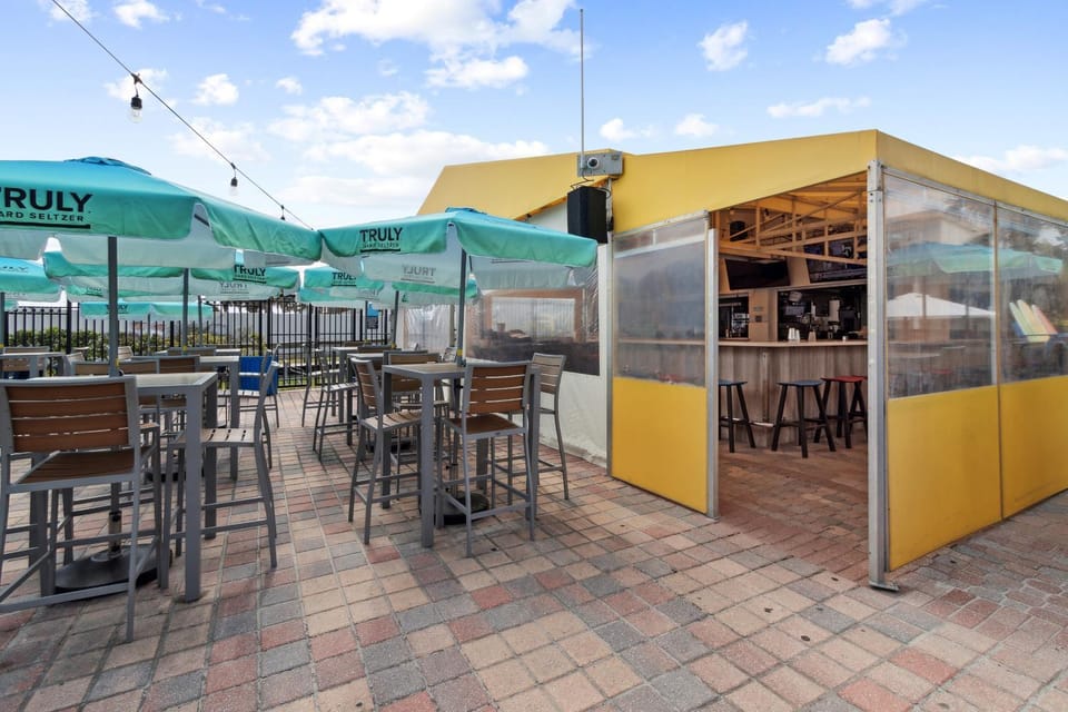 Restaurant/places to eat, Lounge or bar