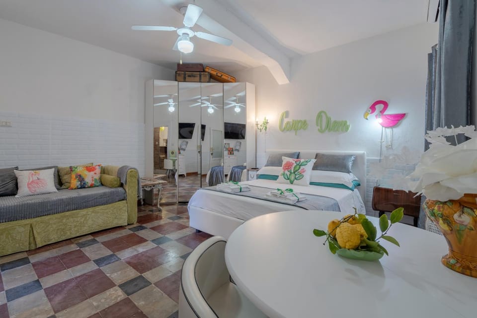 Bed, Living room, Photo of the whole room, Seating area, Bedroom, fireplace