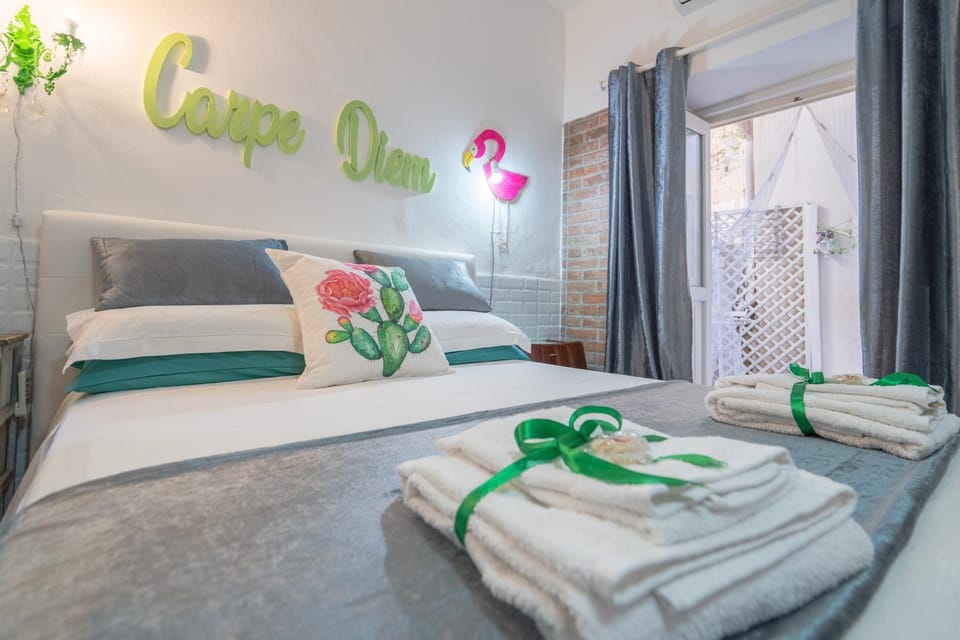 Bed, Photo of the whole room, Bedroom, towels