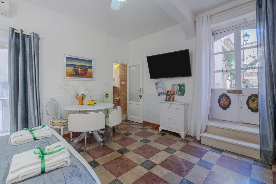 Bed, TV and multimedia, Kitchen or kitchenette, Living room, Photo of the whole room, Seating area, Dining area, Bedroom