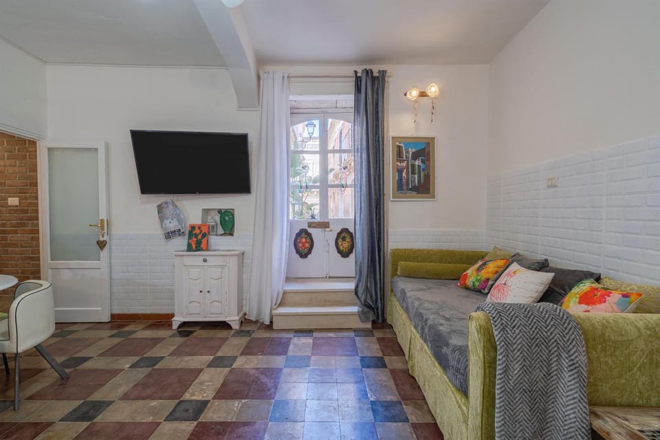 Bed, TV and multimedia, Living room, Photo of the whole room, Seating area, Bedroom, fireplace