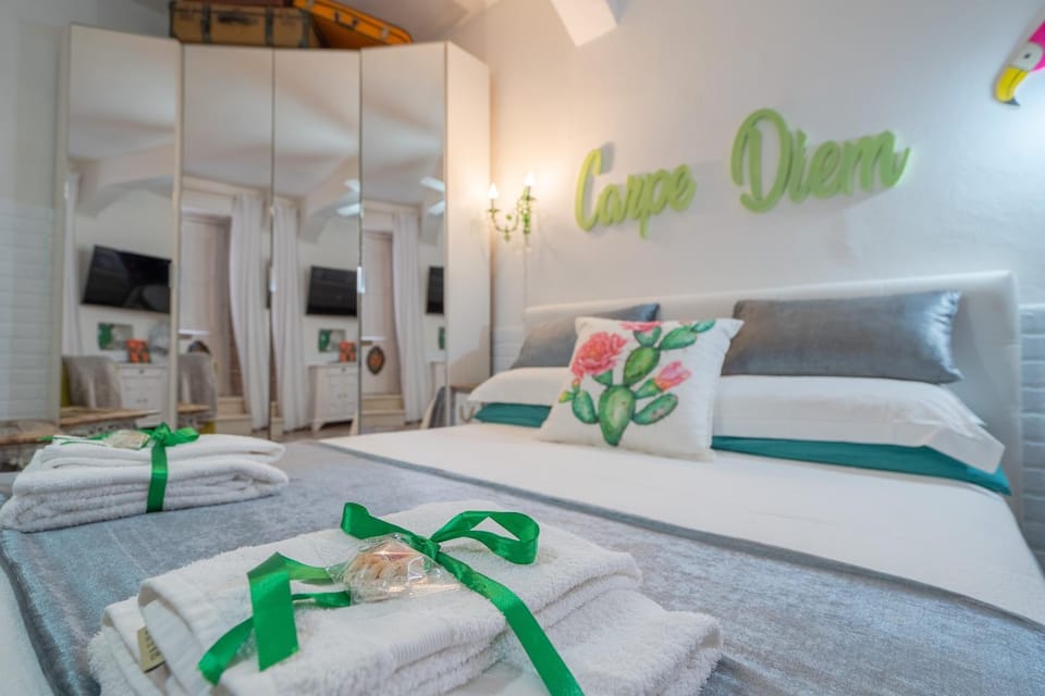 Bed, TV and multimedia, Photo of the whole room, Bedroom, towels