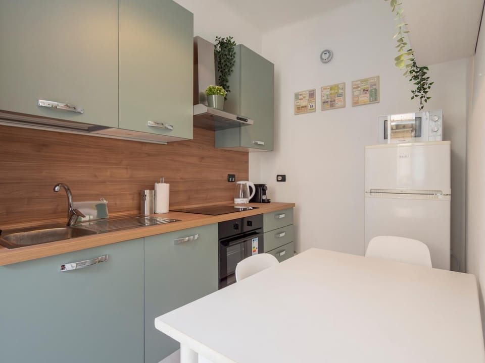Coffee/tea facilities, Kitchen or kitchenette, Dining area, oven, stove