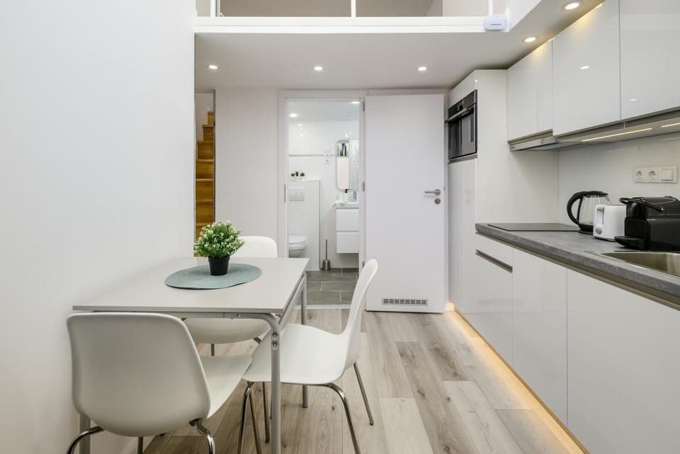 Kitchen or kitchenette, Seating area, Dining area, minibar, pet friendly, stove, toaster