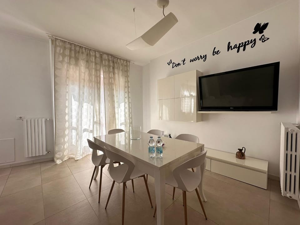 Communal lounge/ TV room, TV and multimedia, Dining area, Evening entertainment, internet
