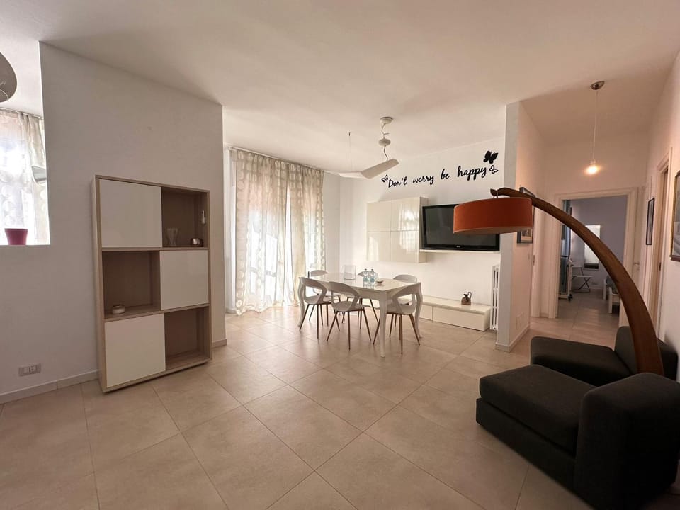 Communal lounge/ TV room, TV and multimedia, Living room, Seating area, Dining area, Evening entertainment