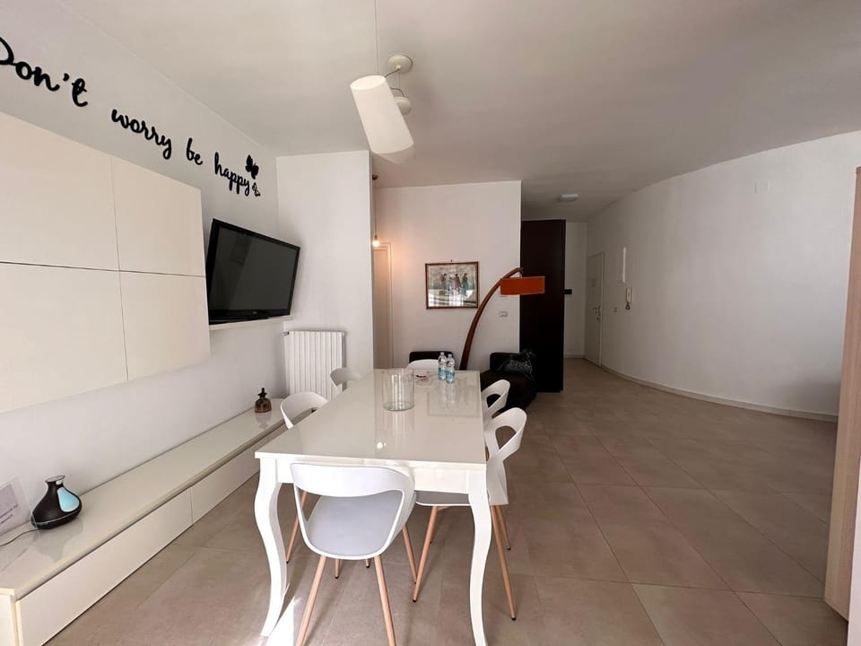 Communal lounge/ TV room, TV and multimedia, Living room, Seating area, Dining area