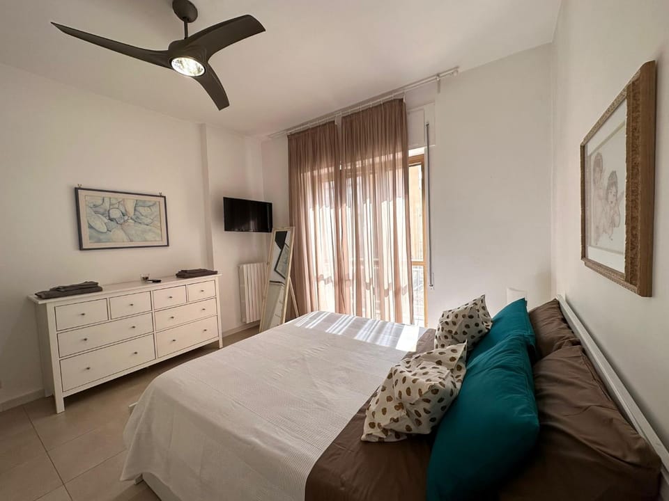 Bed, TV and multimedia, Photo of the whole room, Evening entertainment, Bedroom