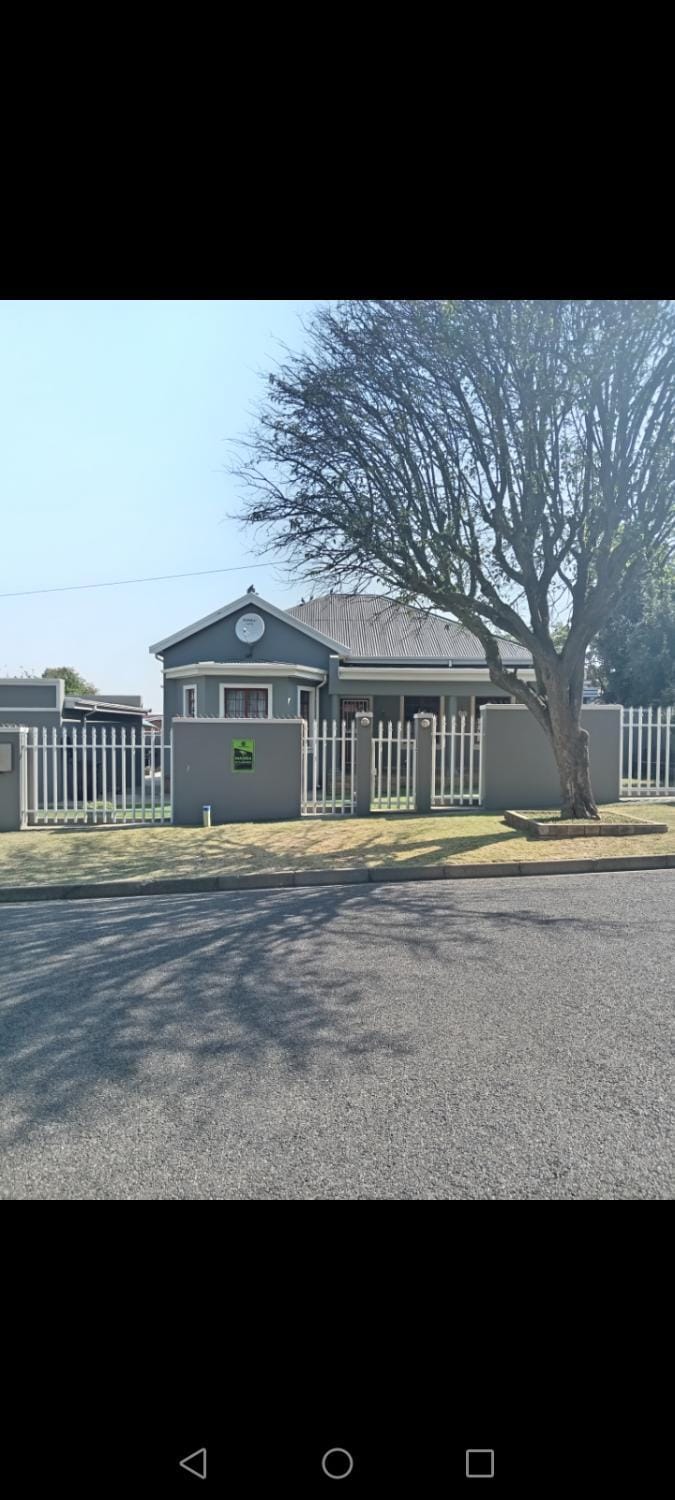 Fancy Pansy 4: Secure Modern 2 bed family home Apartment in Gauteng