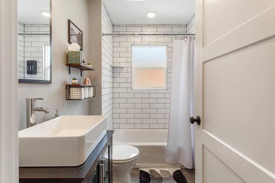 Modern condo in the heart of uptown Butte - Unit A Apartment in Butte