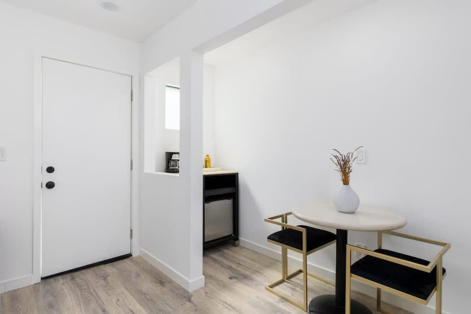 Sunny Studio in the Heart of Venice - B Inn in Venice Beach