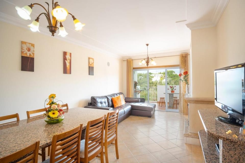 Communal lounge/ TV room, TV and multimedia, Living room, Seating area, Dining area