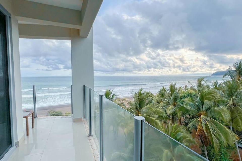 Luxury beach condo, stunning sunset & ocean view Apartment in Jaco