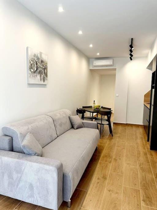 Kitchen or kitchenette, Seating area, Dining area