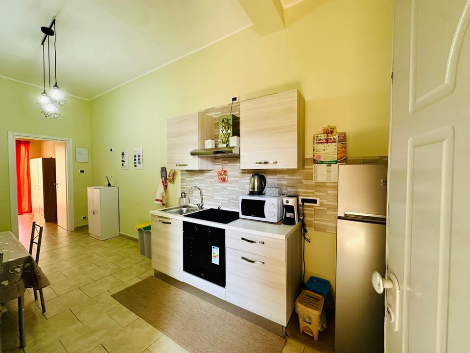 Kitchen or kitchenette, Dining area, oven, stove
