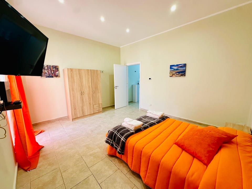 Bed, TV and multimedia, Photo of the whole room, Bedroom, wardrobe