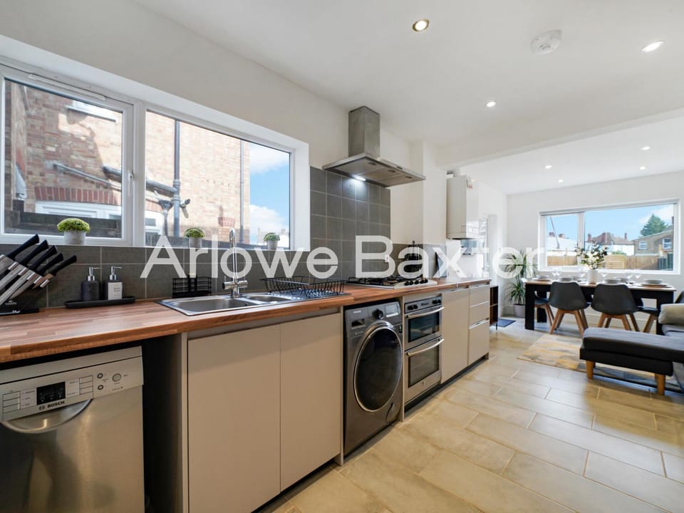 Kitchen or kitchenette, dishwasher, oven, washing machine