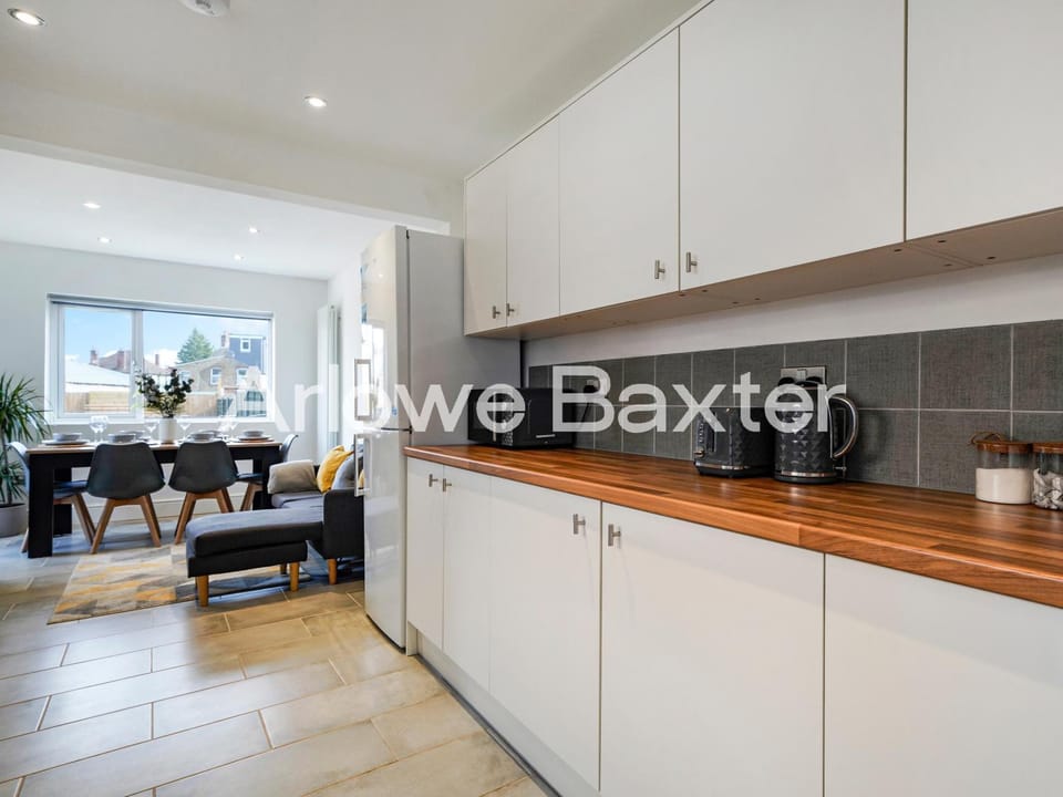 Kitchen or kitchenette, Text overlay