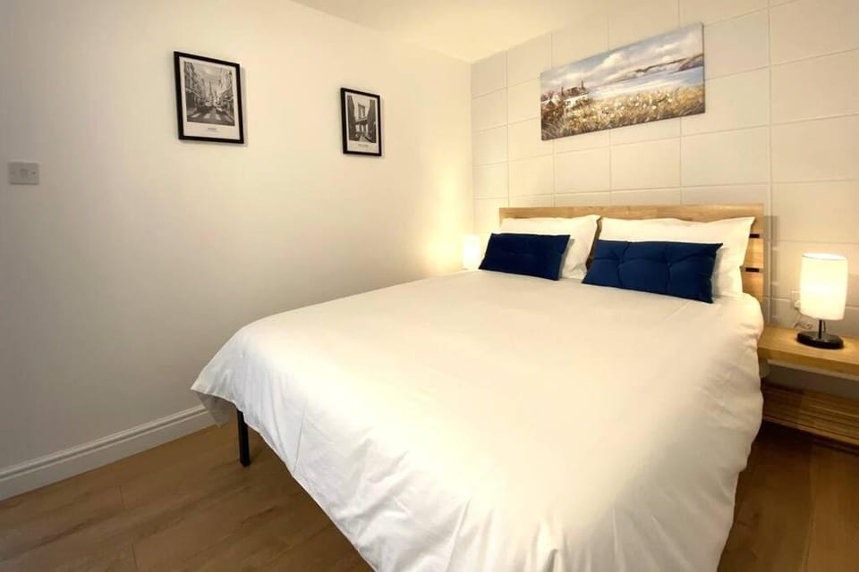 Redhill Town Centre Garden Flat Apartment in Redhill