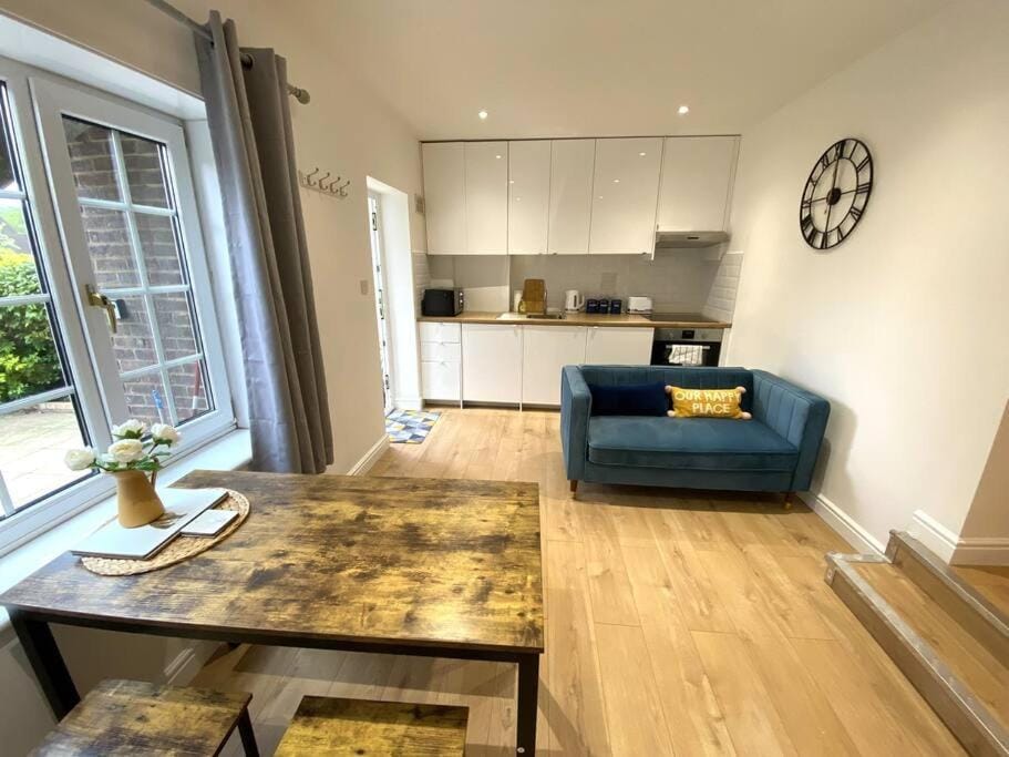 Redhill Town Centre Garden Flat Apartment in Redhill