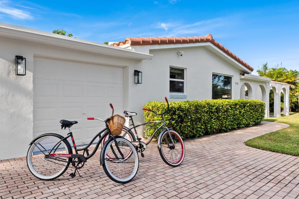 Solar Heated Pool Spa Tiki Hut Huge Backyard Hammock Retro Bikes House in Lighthouse Point