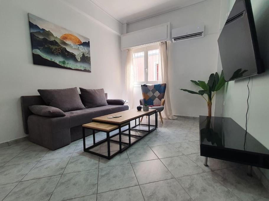 TV and multimedia, Living room, Decorative detail, Seating area, air conditioner