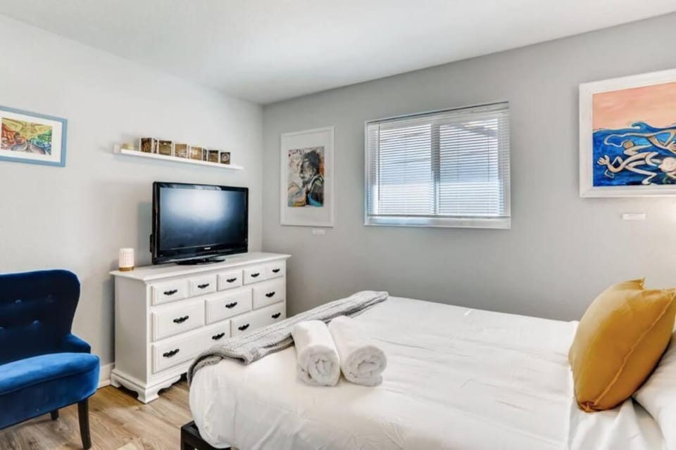 Smart Eclectic ART HOUSE near UC Davis Med Center House in Tahoe Park