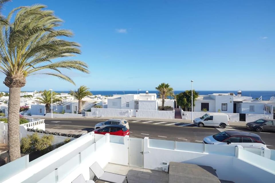 Rooftop sea view with Jacuzzi and A/C Apartment in Puerto del Carmen