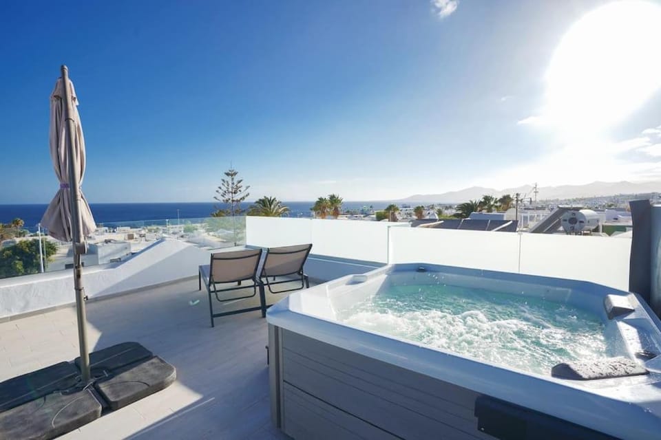 Rooftop sea view with Jacuzzi and A/C Apartment in Puerto del Carmen