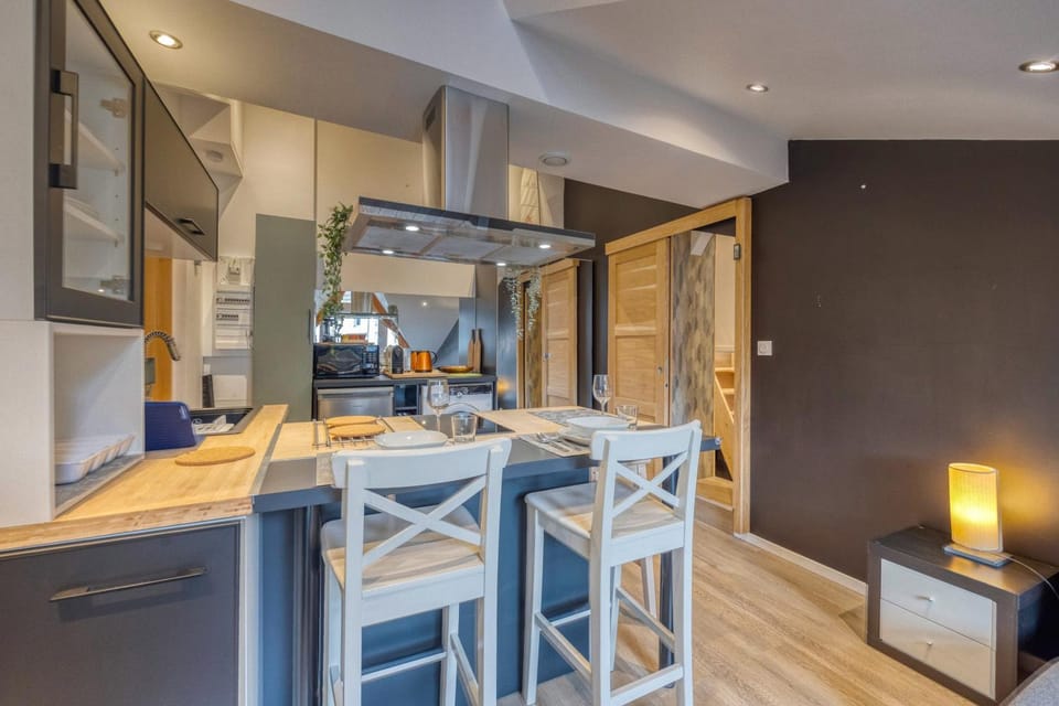 Kitchen or kitchenette, Dining area, minibar, pet friendly, stove