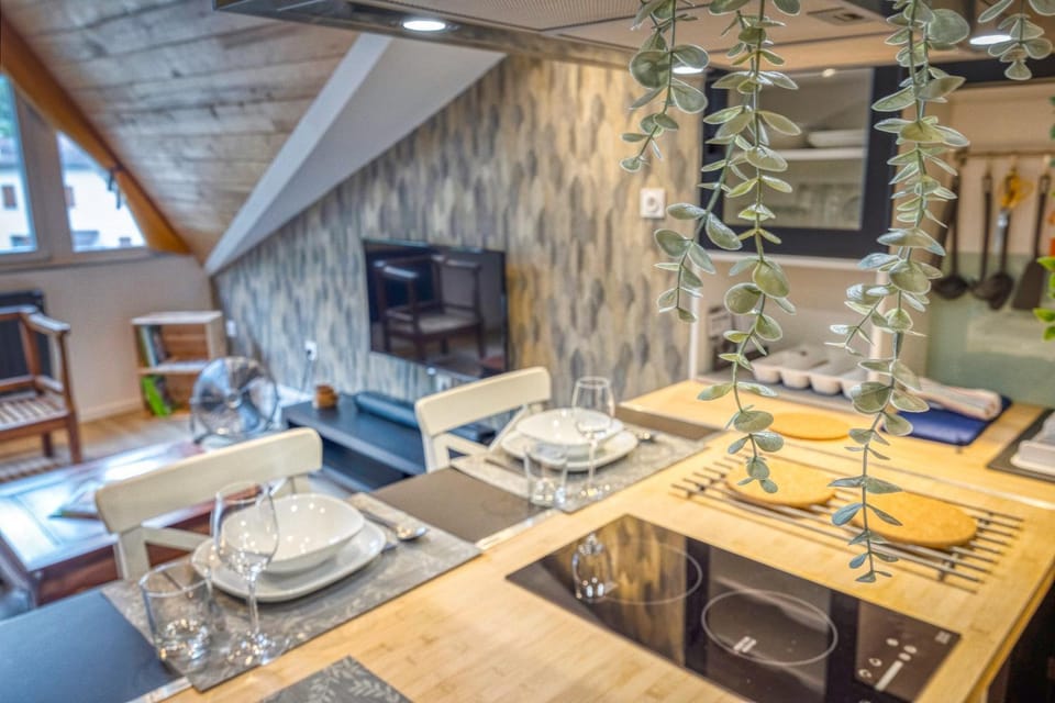 TV and multimedia, Living room, Food and drinks, Seating area, Dining area, Food