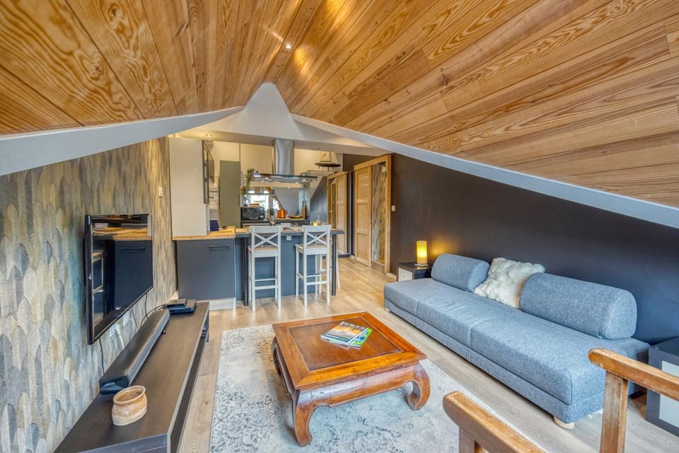 Bed, Living room, Photo of the whole room, Seating area, Dining area, Bedroom