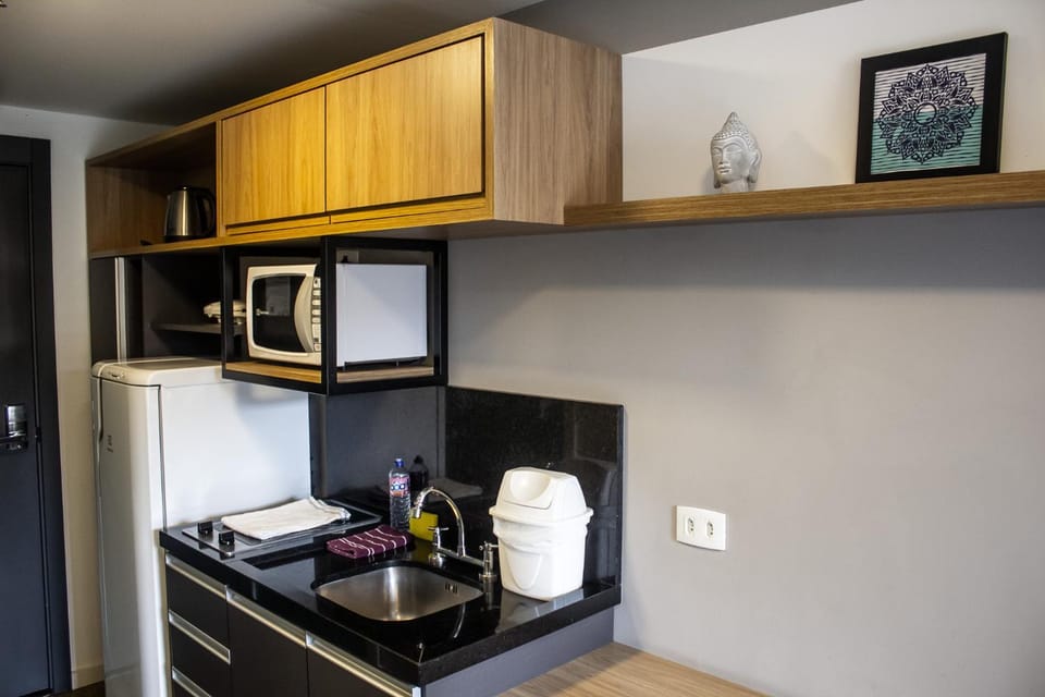 Kitchen or kitchenette, minibar, stove