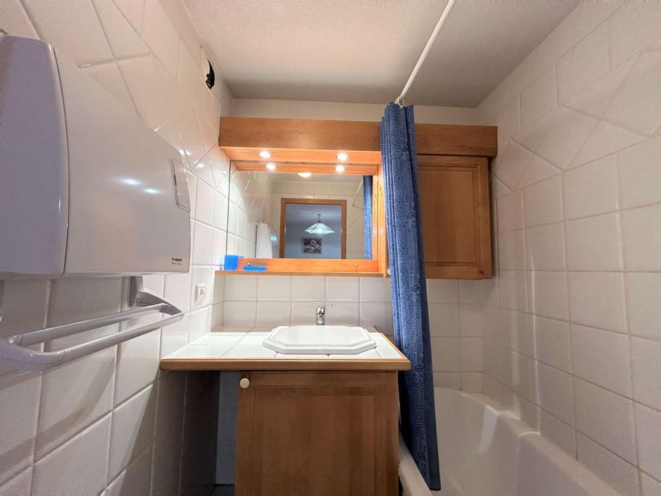 Appartement cosy 5 pers à 20m des pistes et commerces, balcons, parking couvert - FR-1-180-601 Apartment in Les Allues